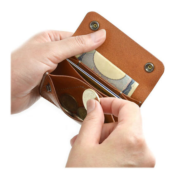 D907：コインケースとカードケースが大きく開く 3部屋構造のワイドオープンウォレット 商品イメージ