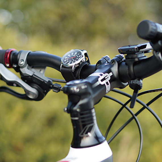 C562：自転車やバイクのハンドル用 くるっと回らない滑り止め付き 時計ホルダー 商品イメージ