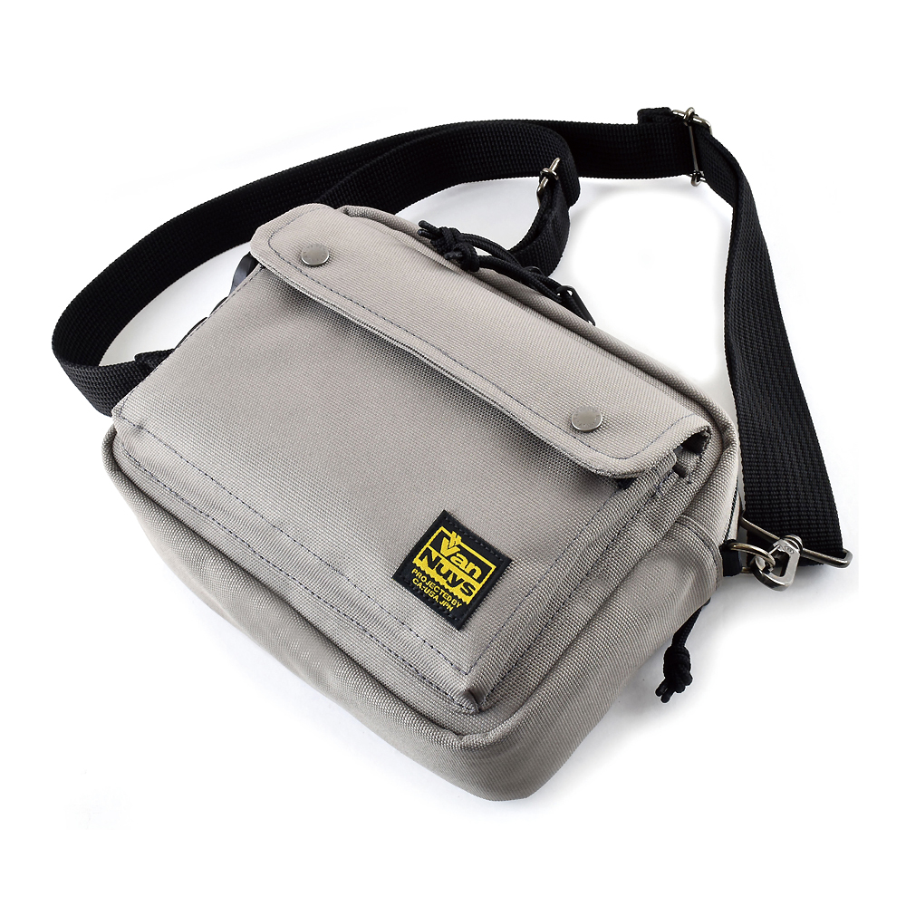 Street Sling Bag
Flap Type-B
（斜め掛けにしても外しやすいバックル付き
2WAYショルダーベルト付属）
（コーデュラ・エコメイドキャンバス製：
ライトグレー）
価格：OPEN PRICE

日本国内価格：¥18,000
日本国内販売価格（税込）：¥19,800
＜重要／Important＞日本国内以外の店頭及びWEBでの販売価格は、販売国個別の税や輸出入諸費用などが発生するため、各国の法に基づく規定や為替変動などの諸事情を考慮し、取り扱い国の販売代理店や小売店が適切に決定します。