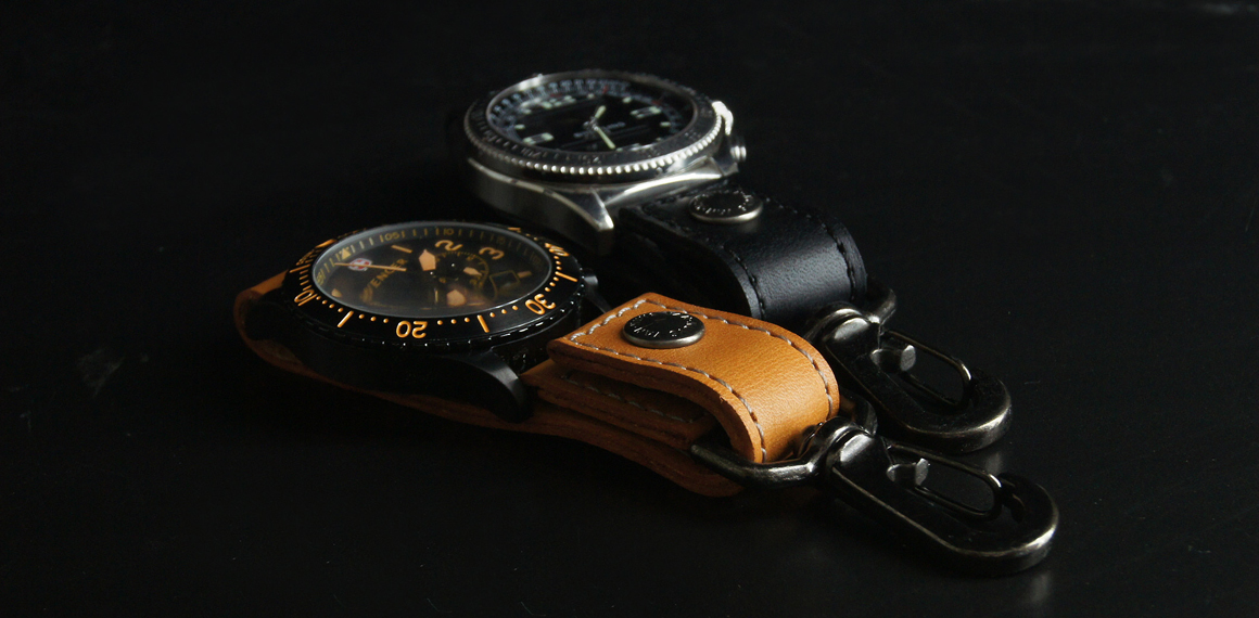 C296：ベルトに付けたりバッグに吊るせる ぬめ革の時計ホルダー／Type-A 商品説明1
