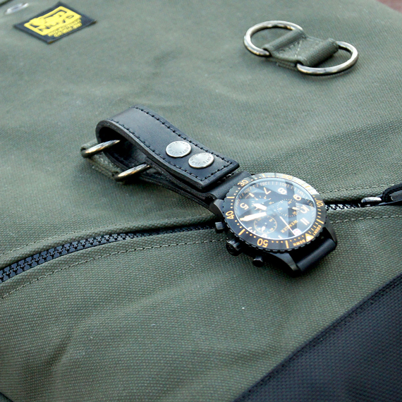 C297：ベルトに付けたりバッグに吊るせる ぬめ革の時計ホルダー／Type-B 商品イメージ