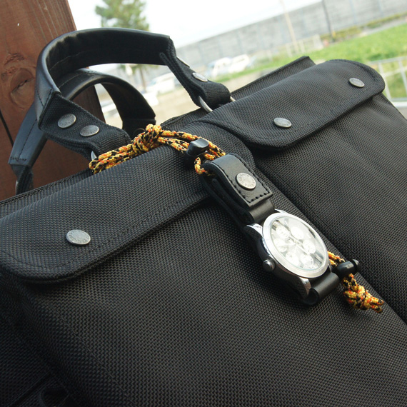C298：ベルトに付けたりバッグに吊るせる ぬめ革の時計ホルダー／Type-C 商品イメージ