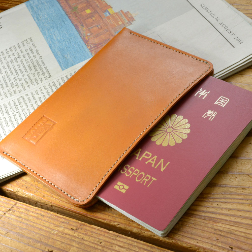 D556,D557：ぬめ革のパスポートケース